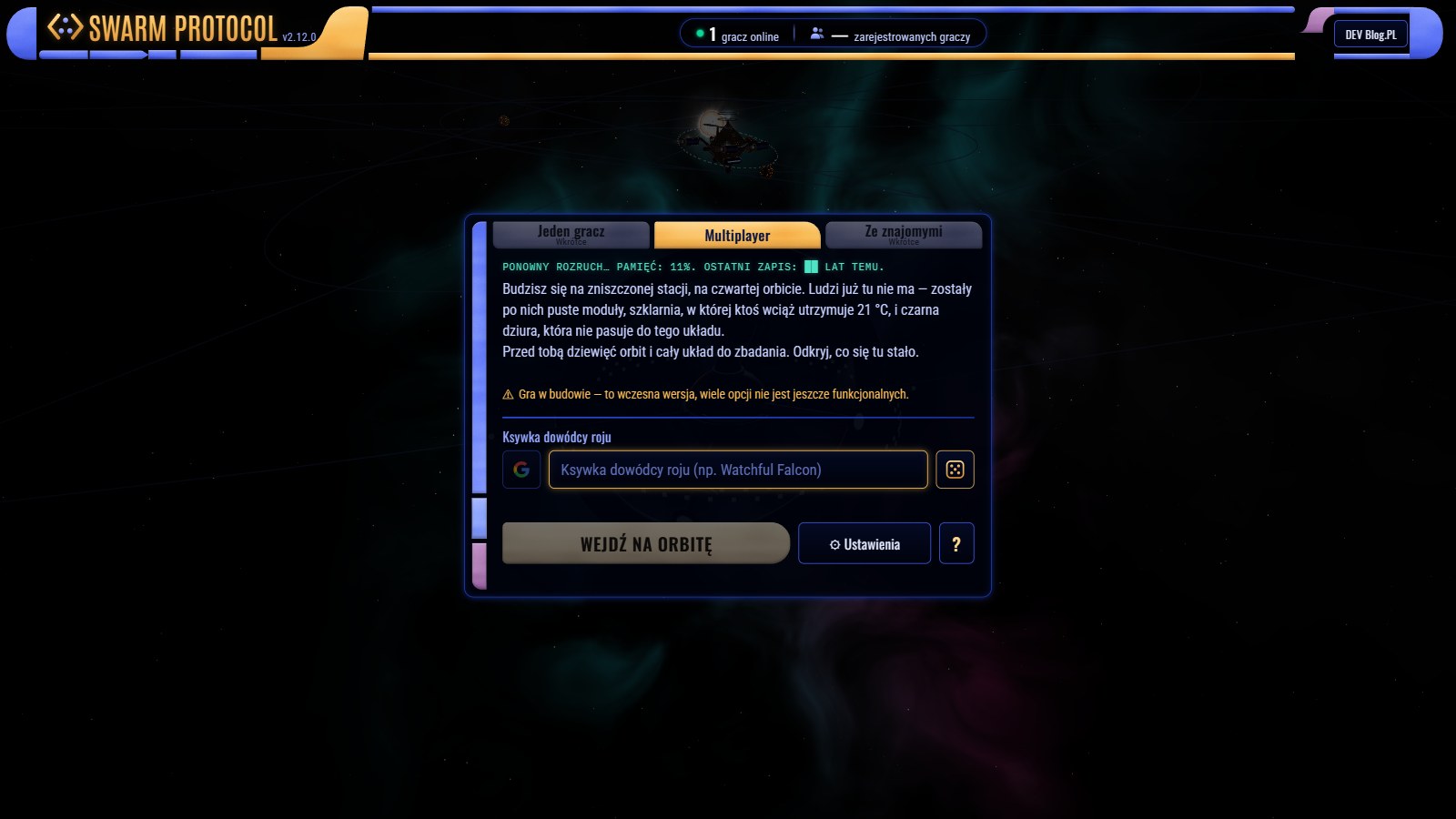 Ekran startowy z tekstem: Budzisz się na zniszczonej stacji, na czwartej orbicie. Ludzi już tu nie ma